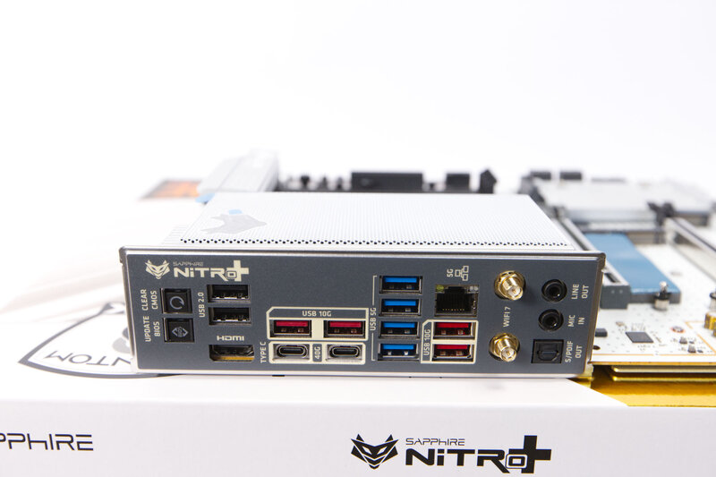Sapphire Nitro X870EA PhantomLink Polar IO Panel und Anschlüsse Sapphire Nitro X870EA PhantomLink Polar IO Panel und Anschlüsse