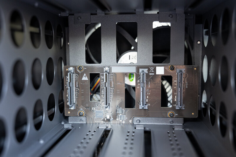 UGREEN DXP4800 GT SATA Ports