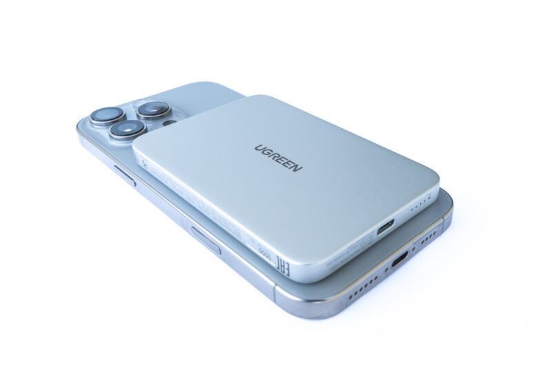 UGREEN MagFlow Air 5000mAh angedockt UGREEN MagFlow Air 5000mAh angedockt