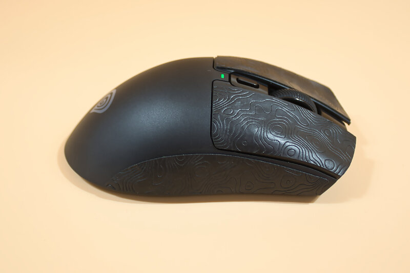 GENESIS ZIRCON 880 PRO mit Aufgebrachten Grip Pads GENESIS ZIRCON 880 PRO mit Aufgebrachten Grip Pads