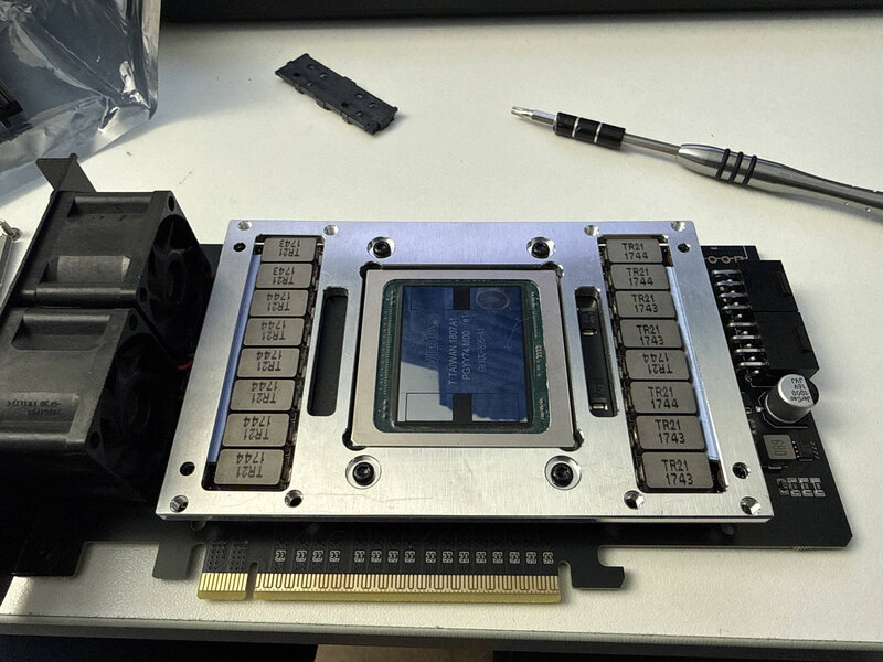 NVIDIA TESLA V100 SXM2 mit Board NVIDIA TESLA V100 SXM2 mit Board