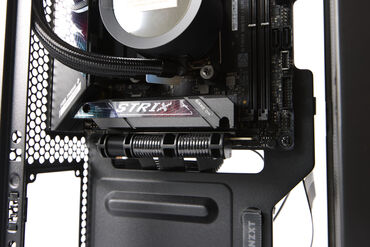 NZXT H2 Flow Risen Kabel angeschlossen NZXT H2 Flow Risen Kabel angeschlossen
