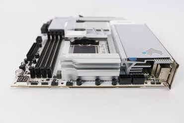 Sapphire Nitro X870EA PhantomLink Polar Anschlüsse oben Sapphire Nitro X870EA PhantomLink Polar Anschlüsse oben