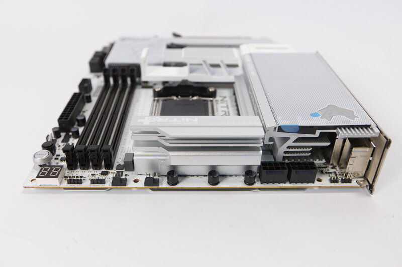 Sapphire Nitro X870EA PhantomLink Polar Anschlüsse oben Sapphire Nitro X870EA PhantomLink Polar Anschlüsse oben