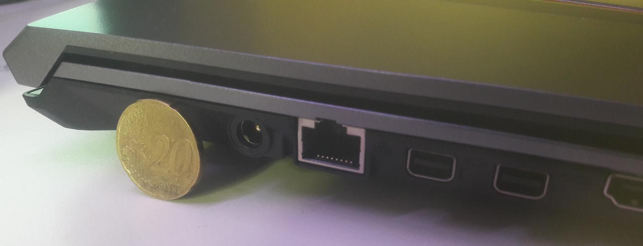 Thunderobot ST Plus HDE Zugeklappt, Vergleich mit 20 Cent Münze  Bild © PCMasters.de