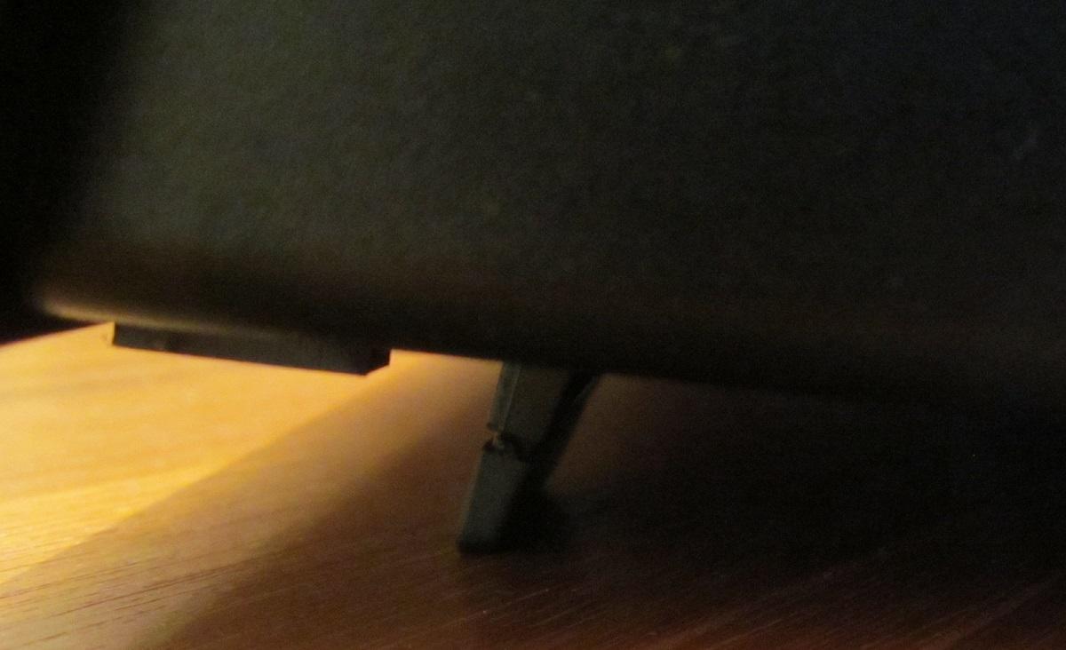 Razer Blackwidow Ultimate Standfuß ausgeklappt  Bild © PCMasters.de