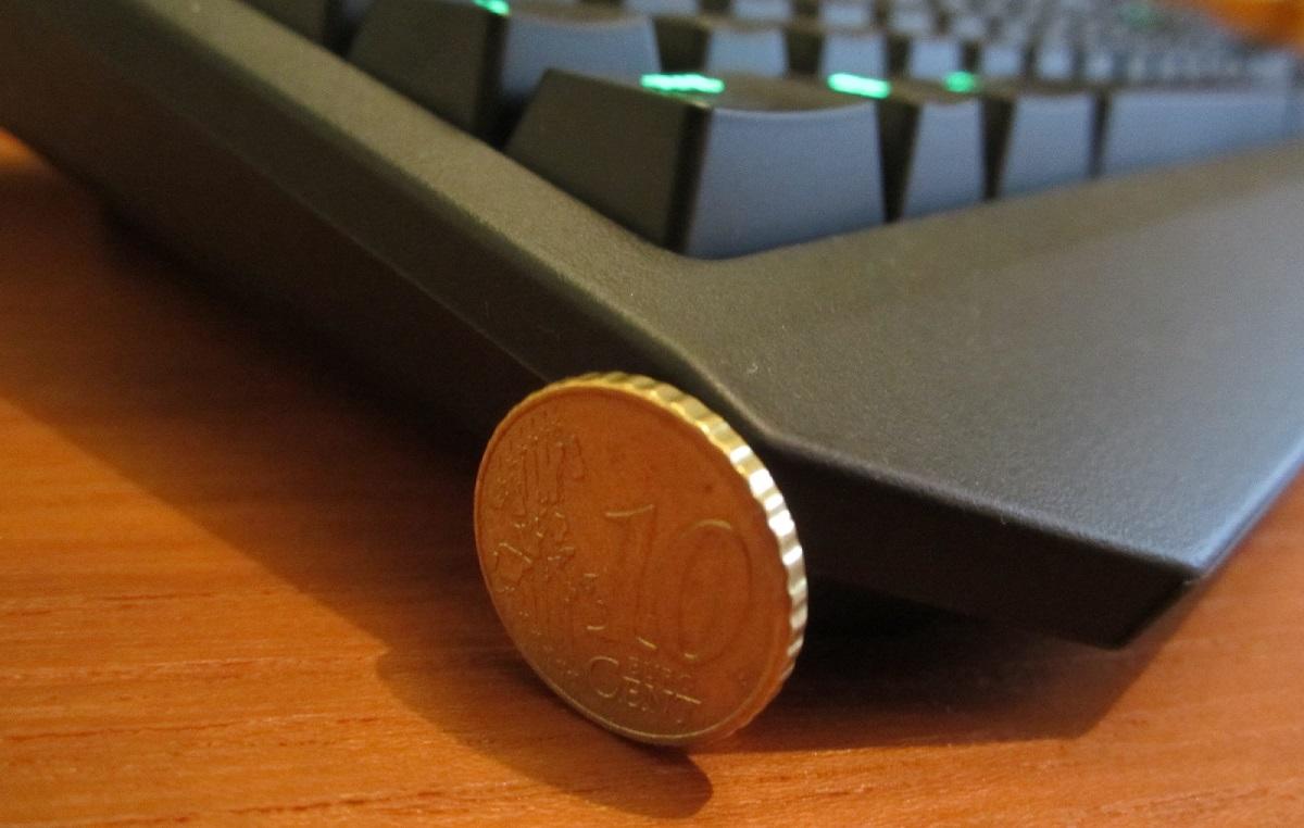 Razer Blackwidow UIltimate Kante / 10 Cent Münze (Füße ausgeklappt)  Bild © PCMasters.de