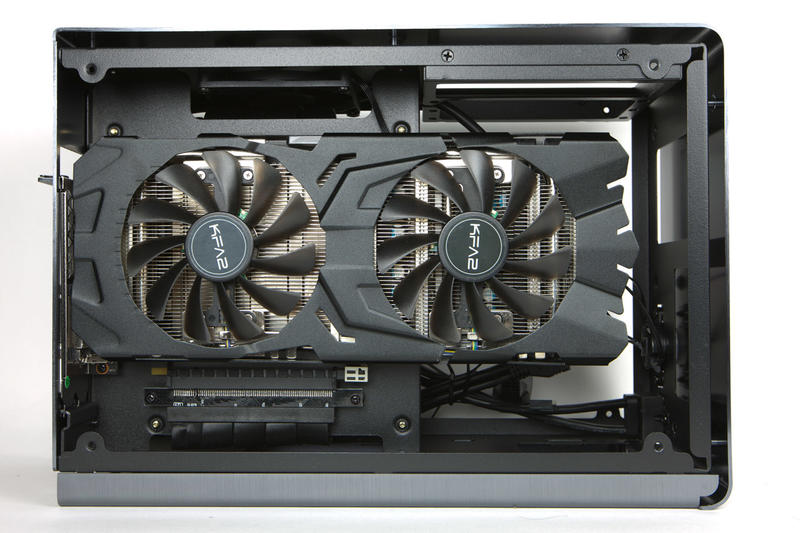 Kolink Rocket Mini-ITX Grafikkarteneinbau Kolink Rocket Mini-ITX Grafikkarteneinbau