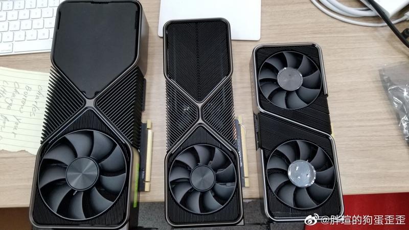 RTX 3070, RTX 3080 und RTX 3090 Founders Edition im Größenvergleich RTX 3070, RTX 3080 und RTX 3090 Founders Edition im Größenvergleich