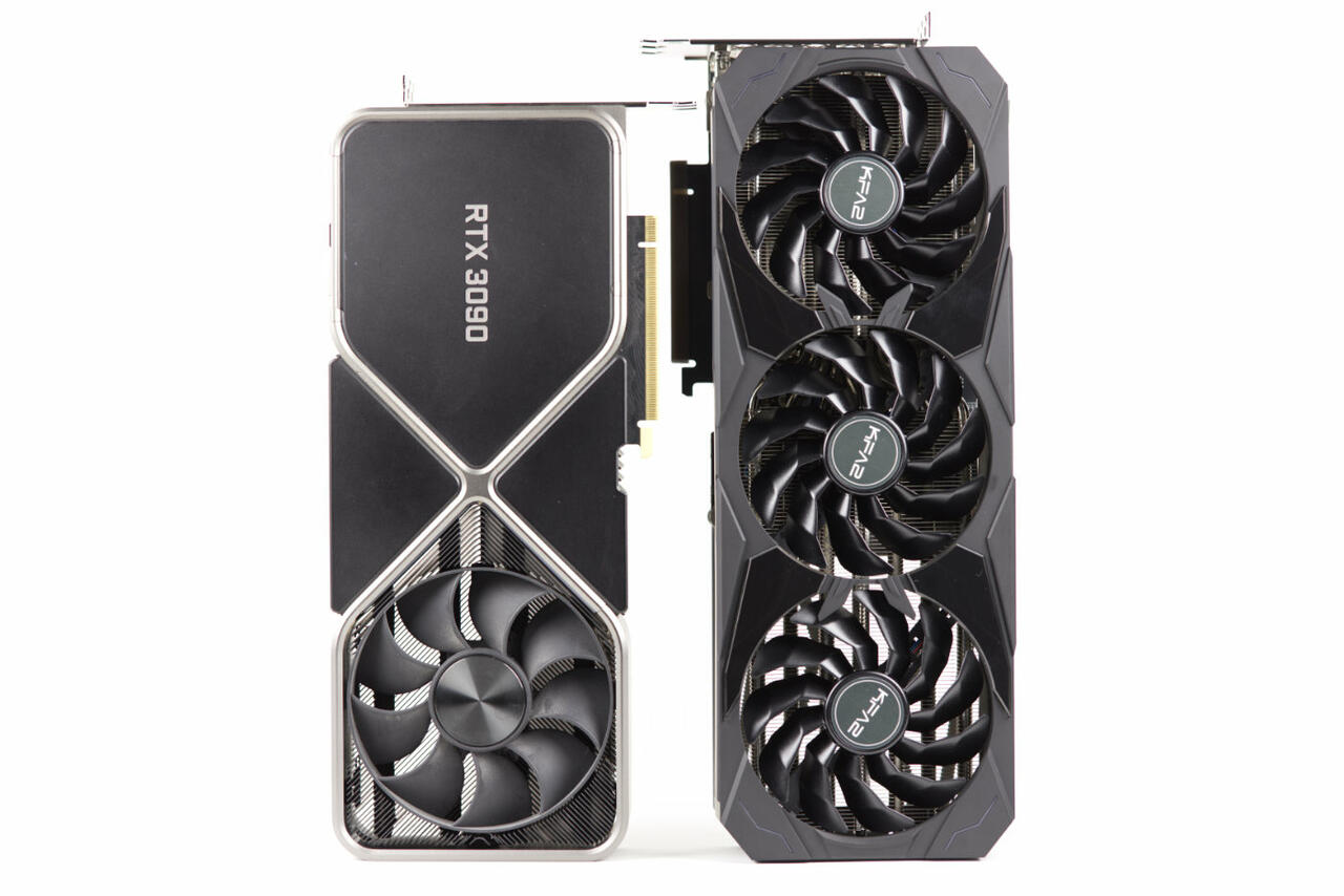 KFA2 GeForce RTX 4080 SG vs RTX 3090 FE Größenvergleich  Bild © PCMasters.de