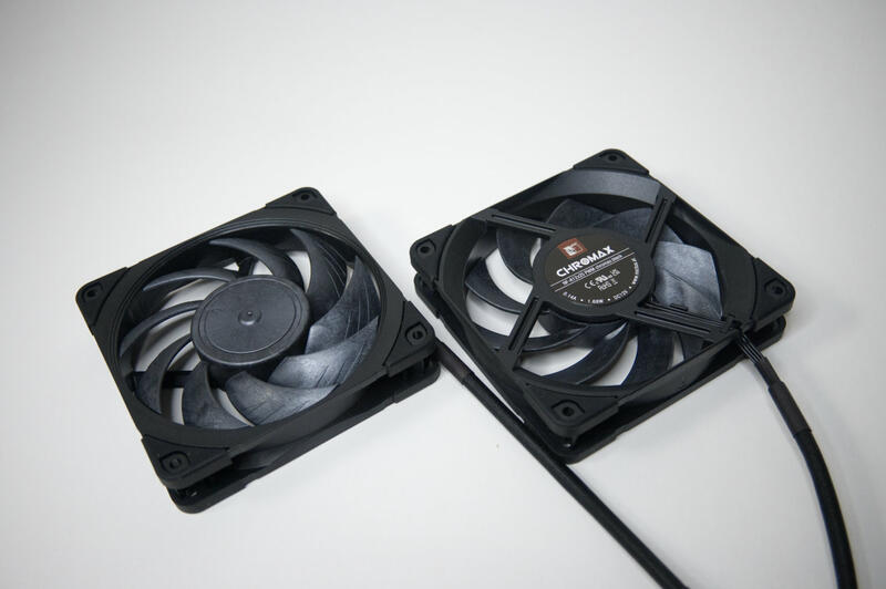 Noctua NH-U12A chromax.black Lüfter
