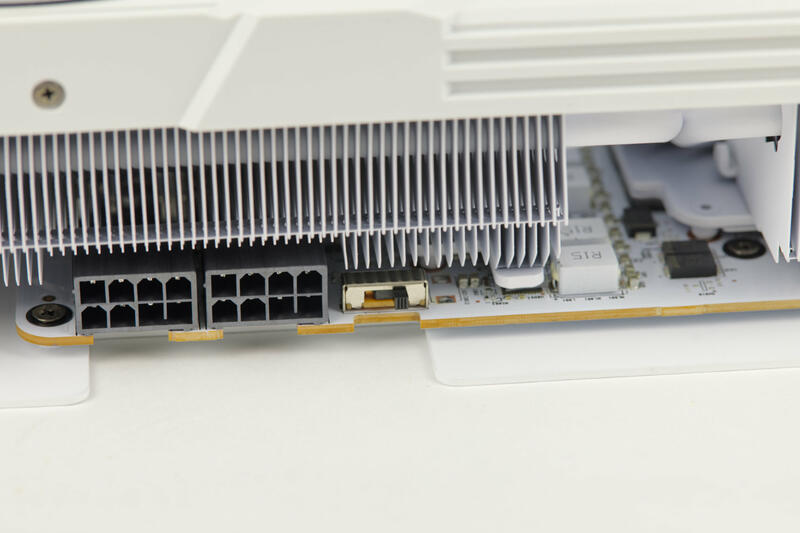 PowerColor Radeon RX 7900 XT Hellhound Spectral PCIe-Stromstecker PowerColor Radeon RX 7900 XT Hellhound Spectral PCIe-Stromstecker