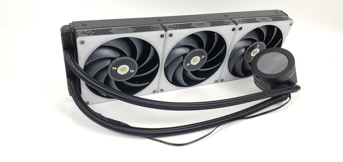 Thermaltake TOUGHLIQUID Ultra 420 RGB - AIO ohne Kabel  Bild © 
