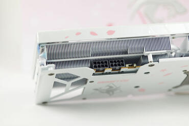 PowerColor Radeon RX 7800 XT Sakura Hellhound PCIe-Stromstecker