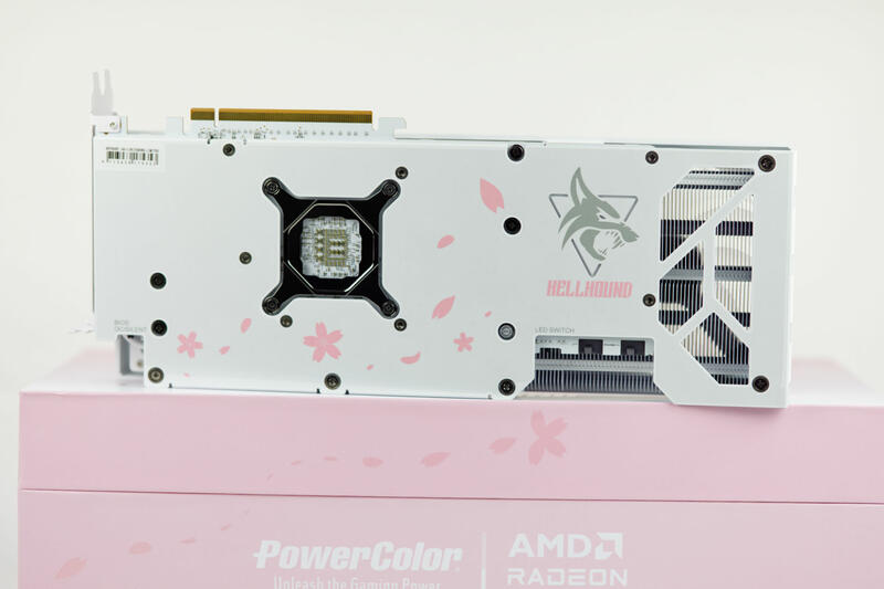 PowerColor Radeon RX 7800 XT Sakura Hellhound Rückseite PowerColor Radeon RX 7800 XT Sakura Hellhound Rückseite