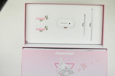 PowerColor Radeon RX 7800 XT Sakura Hellhound Lieferumfang
