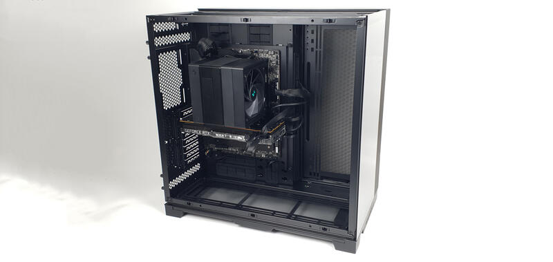 Lian Li O11 Dynamic EVO XL - Front-mounted hardware Lian Li O11 Dynamic EVO XL - Front-mounted hardware