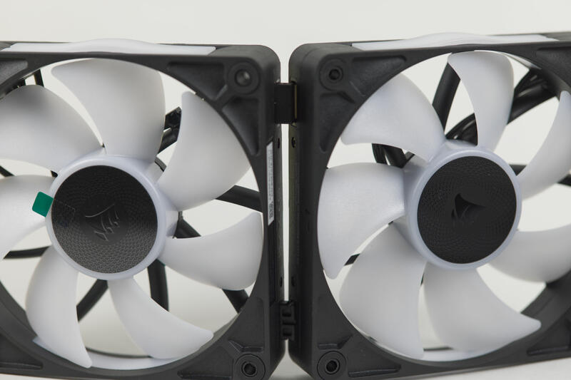 Corsair iCUE LINK RX120 RGB Starter Kit Kopplung Corsair iCUE LINK RX120 RGB Starter Kit Kopplung