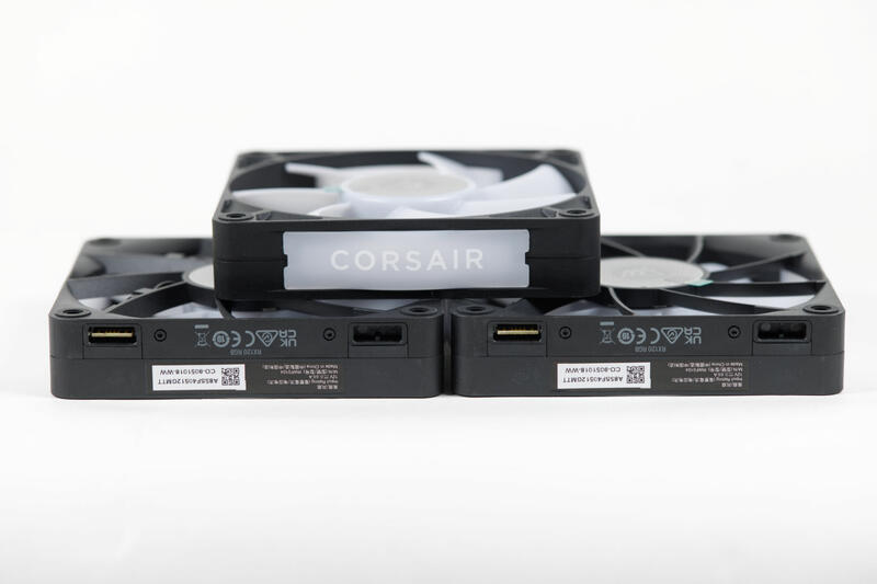 Corsair iCUE LINK RX120 RGB Starter Kit Lüfter Corsair iCUE LINK RX120 RGB Starter Kit Lüfter