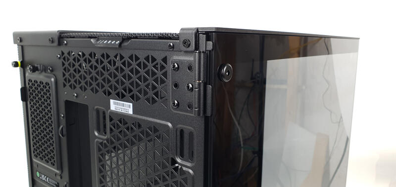 Corsair 6500X - Scharnier