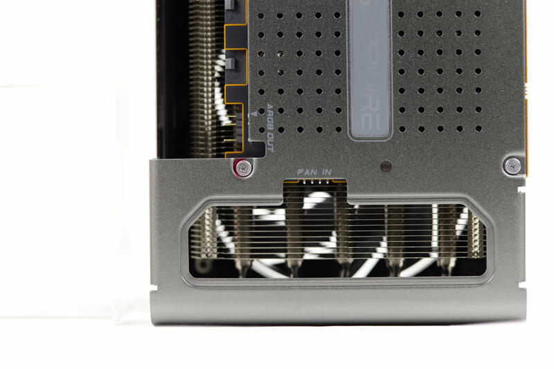 Sapphire Radeon RX 7700 XT Nitro+ Lüfteranschluss Sapphire Radeon RX 7700 XT Nitro+ Lüfteranschluss