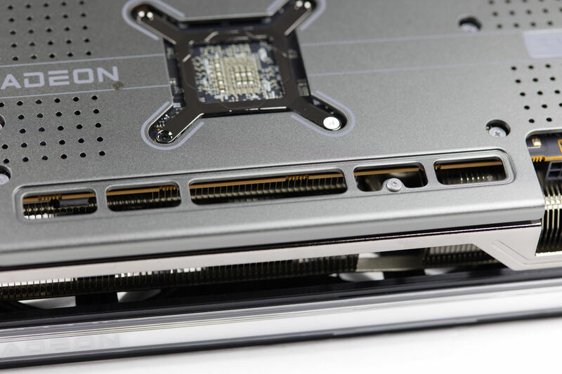 Sapphire Radeon RX 7700 XT Nitro+ Aussparung-Kühlung Sapphire Radeon RX 7700 XT Nitro+ Aussparung-Kühlung