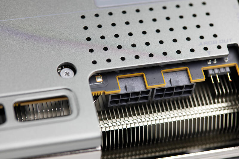Sapphire Radeon RX 7700 XT Nitro+ 2xPCIe-8-pin-Stromstecker Sapphire Radeon RX 7700 XT Nitro+ 2xPCIe-8-pin-Stromstecker