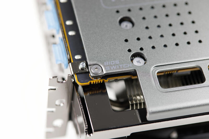 Sapphire Radeon RX 7700 XT Nitro+ BIOS-Switch Sapphire Radeon RX 7700 XT Nitro+ BIOS-Switch