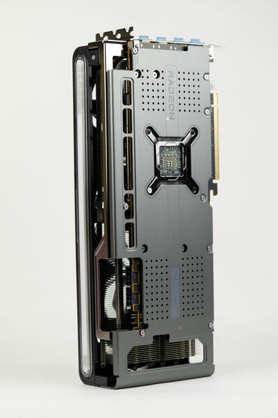Sapphire Radeon RX 7700 XT Nitro+ Profil-Design-Shot Sapphire Radeon RX 7700 XT Nitro+ Profil-Design-Shot
