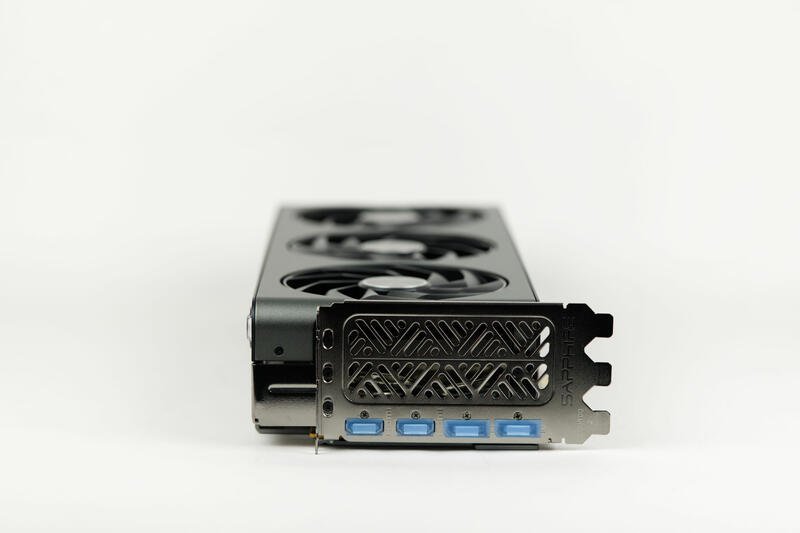 Sapphire Radeon RX 7700 XT Nitro+ Anschlüsse Sapphire Radeon RX 7700 XT Nitro+ Anschlüsse