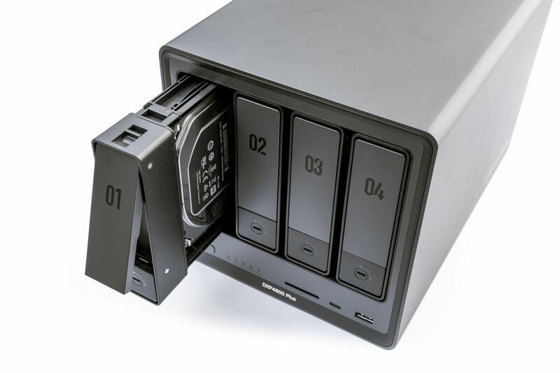 Ugreen DXP4800 Plus Festplattenmontage 2 Ugreen DXP4800 Plus Festplattenmontage 2