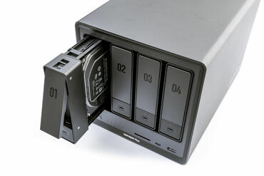 Ugreen DXP4800 Plus Festplattenmontage 2