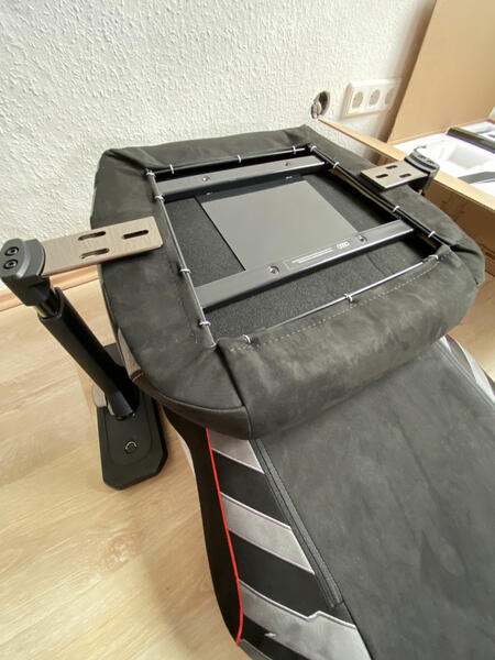 Quersus VAOS.3 Audi 014 Anbringen der Armlehnen 01 Quersus VAOS.3 Audi 014 Anbringen der Armlehnen 01