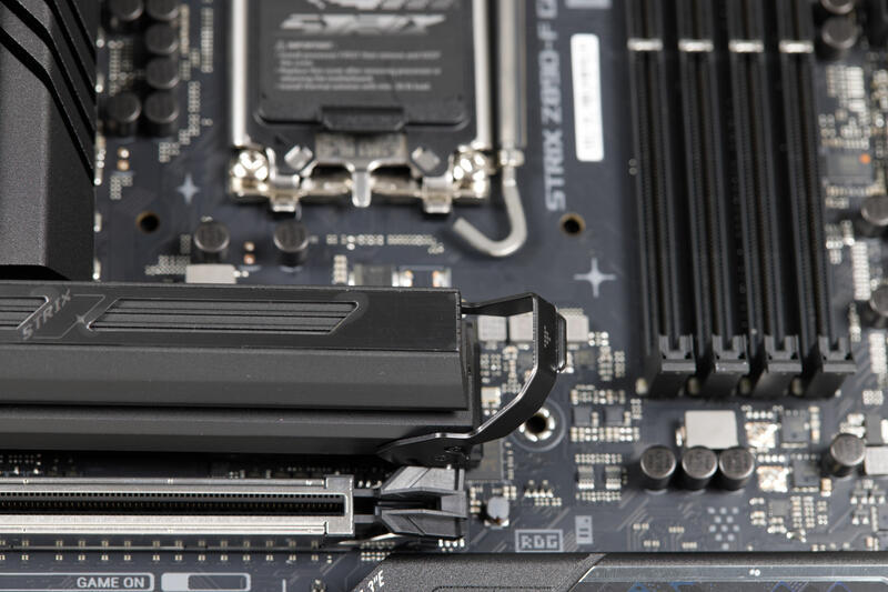 ASUS ROG Strix Z890 F Gaming WIFI NVMe Kühler einhaken ASUS ROG Strix Z890 F Gaming WIFI NVMe Kühler einhaken