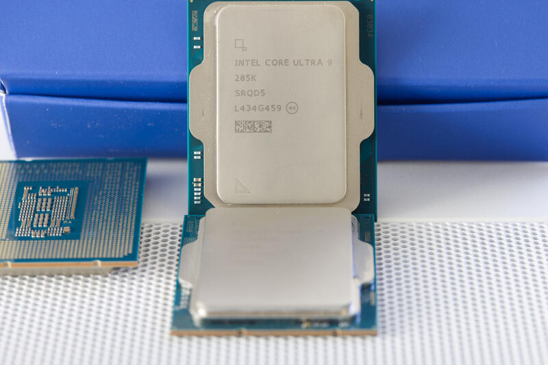 Intel Core Ukltra 9 285K IHS Intel Core Ukltra 9 285K IHS