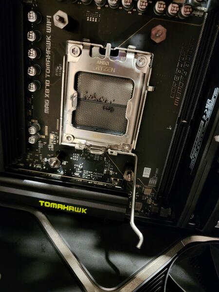 AMD Ryzen 7 9800X3D Brand Vorfall Motherboard AMD Ryzen 7 9800X3D Brand Vorfall Motherboard