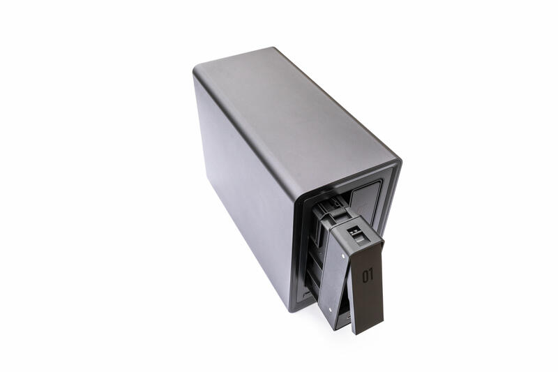 Ugreen NASync DXP2800 Einschub von Seite Ugreen NASync DXP2800 Einschub von Seite