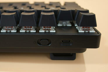 SteelSeries Apex Pro TKL Wireless Anschlüsse und Umschalter BT und Dongle