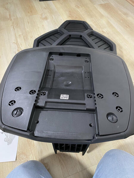 noblechairs DAWN 007 Anbringen der Armlehnen 01 noblechairs DAWN 007 Anbringen der Armlehnen 01
