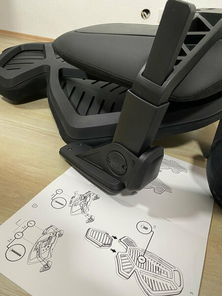 noblechairs DAWN 009 Anbringen der Armlehnen 04 noblechairs DAWN 009 Anbringen der Armlehnen 04