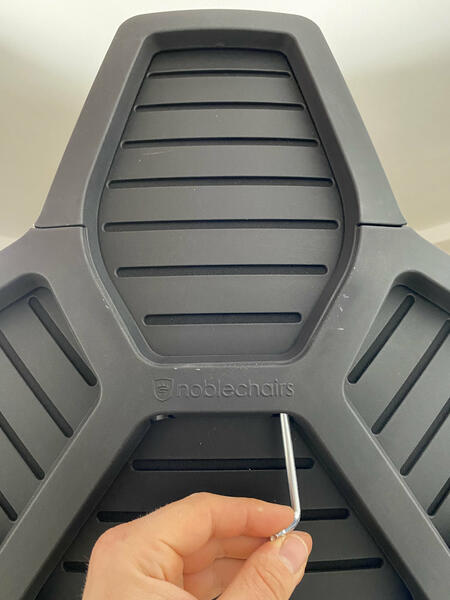 noblechairs DAWN 014 Anbringen der Kopfstütze noblechairs DAWN 014 Anbringen der Kopfstütze