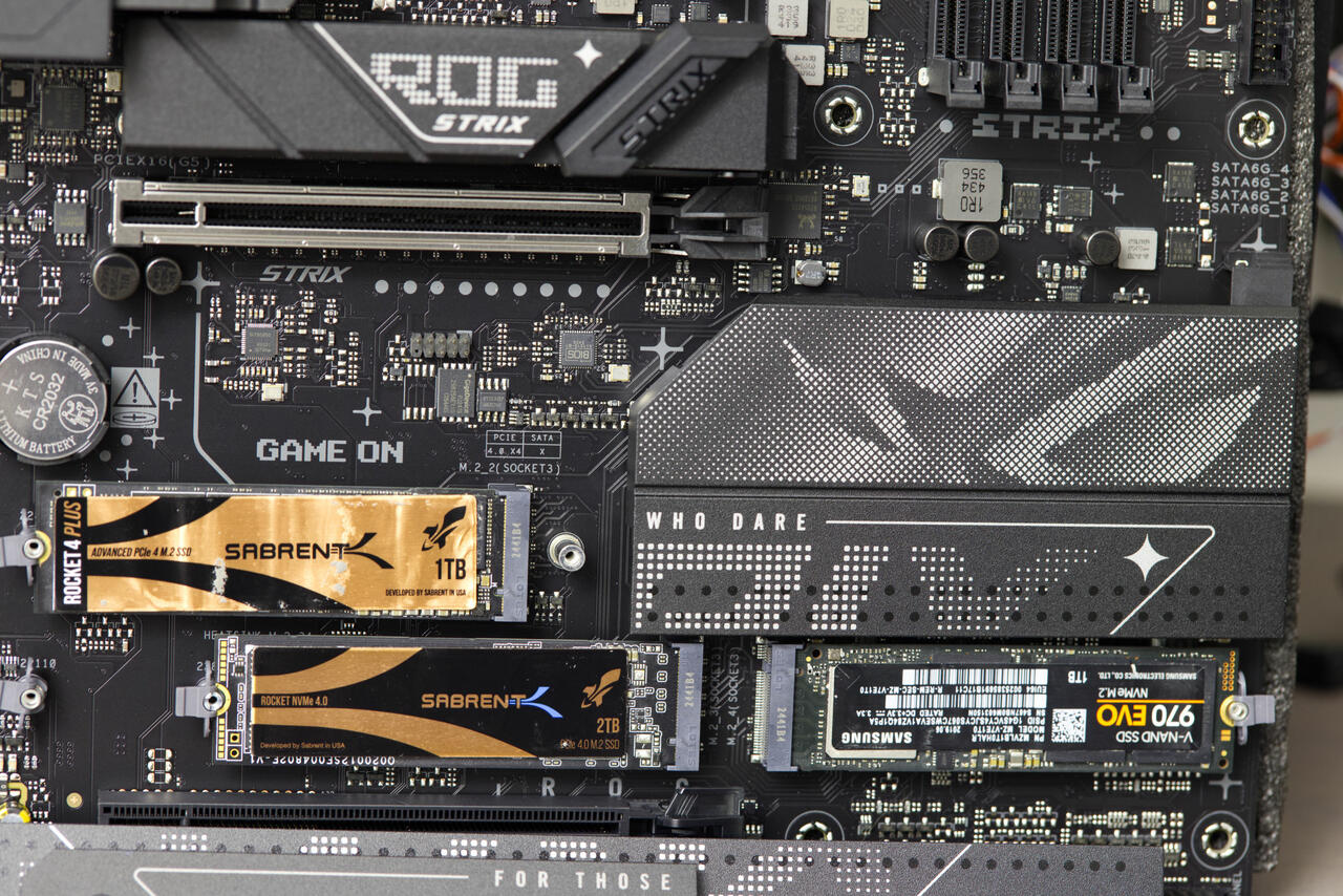 ASUS ROG STRIX B860 F Gaming WIFI NVMe SSDs installiert  Bild © PCMasters.de