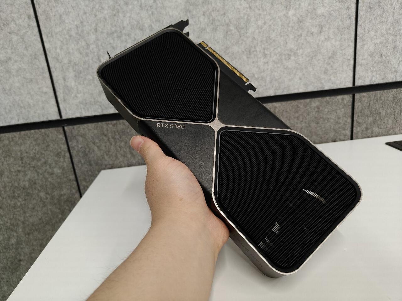 GeForce RTX 5080 Founders Edition fotografiert  Bild © bilibili