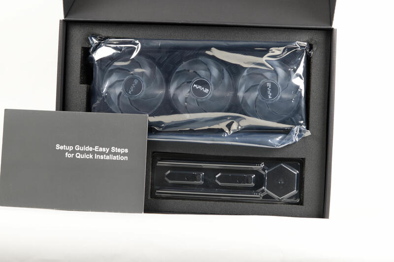 KFA2 GeForce RTX 5080 1Click OC Verpackung innen KFA2 GeForce RTX 5080 1Click OC Verpackung innen