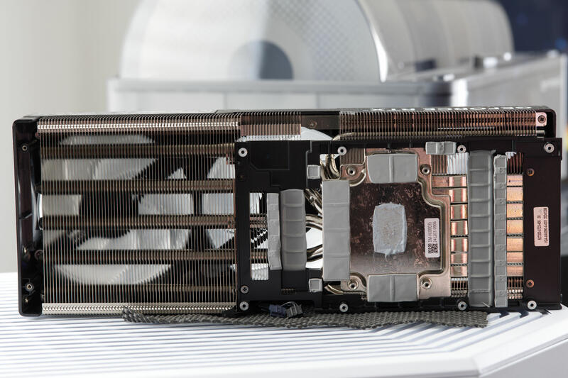 KFA2 GeForce RTX 5080 1Click OC Kühleraufbau KFA2 GeForce RTX 5080 1Click OC Kühleraufbau