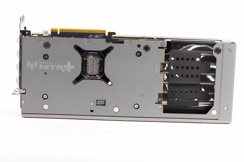 Sapphire Radeon RX 9070 XT Nitro+ Rückseite Sapphire Radeon RX 9070 XT Nitro+ Rückseite