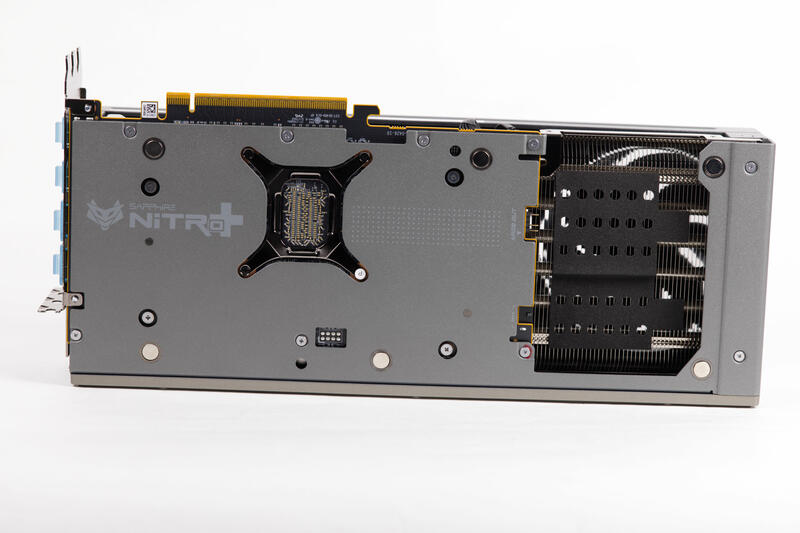 Sapphire Radeon RX 9070 XT Nitro+ Rückseitenansicht Sapphire Radeon RX 9070 XT Nitro+ Rückseitenansicht