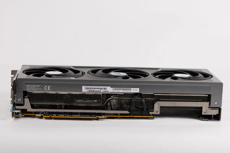 Sapphire Radeon RX 9070 XT Nitro+ Seitenansicht 2 Sapphire Radeon RX 9070 XT Nitro+ Seitenansicht 2