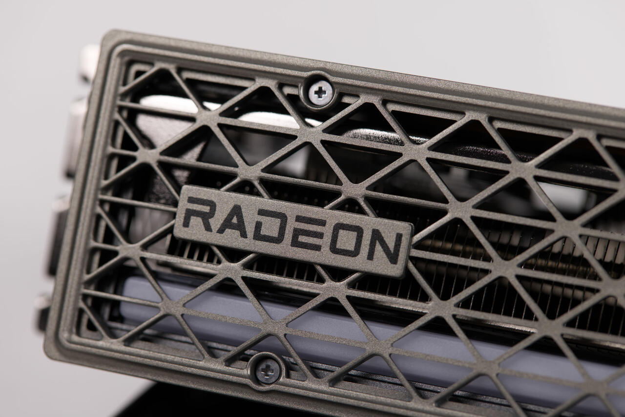 Sapphire Radeon RX 9070 XT Nitro+ Design Radeon Logo  Bild © PCMasters.de
