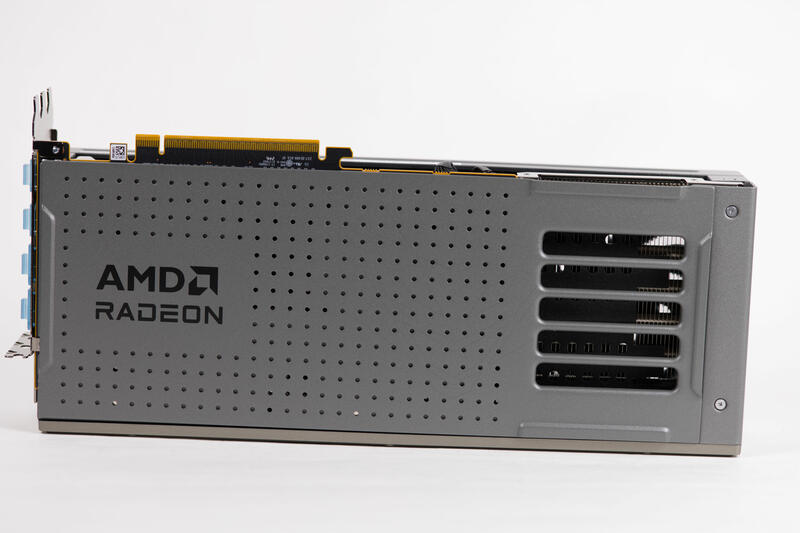 Sapphire Radeon RX 9070 XT Nitro+ Rückseite Sapphire Radeon RX 9070 XT Nitro+ Rückseite